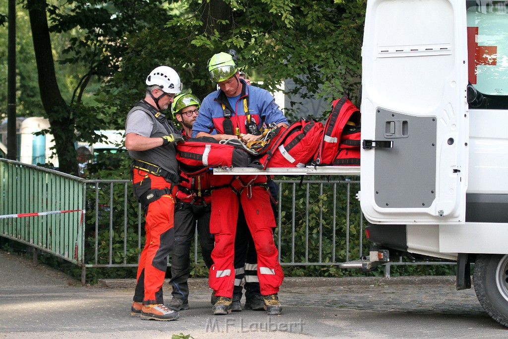 Koelner Seilbahn Gondel blieb haengen Koeln Linksrheinisch P587.JPG